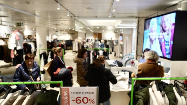ep archivo   varias personas compran en el centro comercial el corte ingles gran via