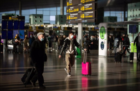 ep archivo   varios pasajeros con maletas en el aeropuerto de el prat