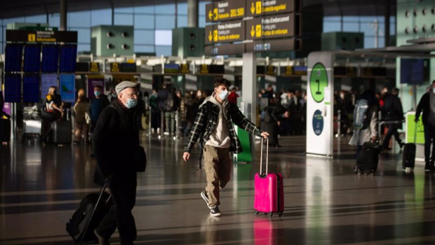 ep archivo   varios pasajeros con maletas en el aeropuerto de el prat