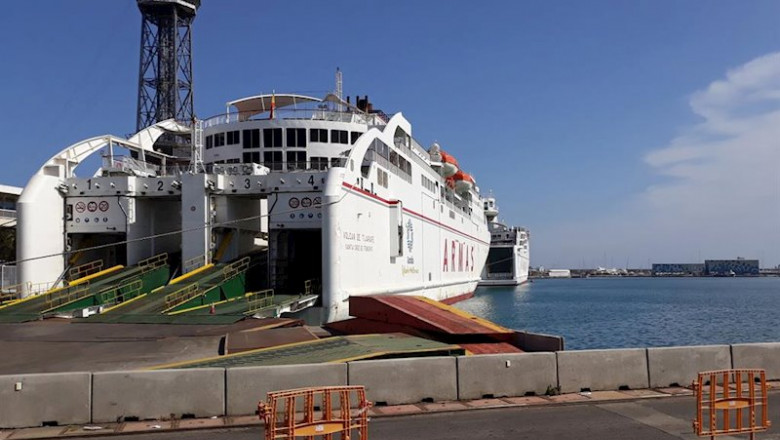 ep barco de balearia en la terminal de cruceros del puerto de barcelona
