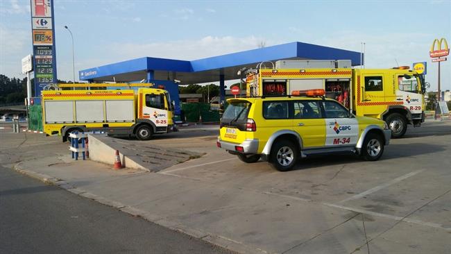 Bomberos en una gasolinera de Los Barrios (Cádiz) | EUROPA PRESS/CONSORCIO DE BOMBEROS ep bomberosuna gasolineralos barrios cadiz