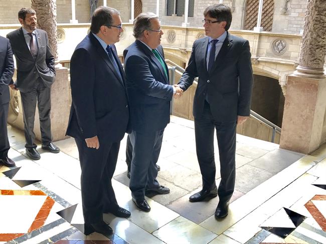 Carles Puigdemont recibe en la Generalitat al ministro Juan Ignacio Zoido | EUROPA PRESS ep carles puigdemont recibela generalitatministro juan ignacio zoido