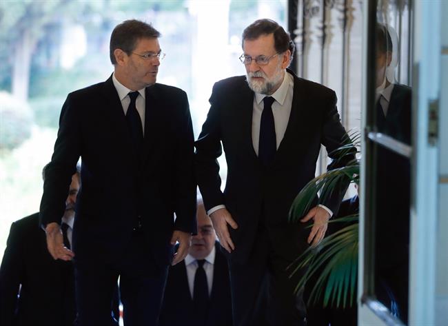 Catalá y Rajoy en la capilla ardiente de Maza | POOL ep catala y rajoyla capilla ardientemaza
