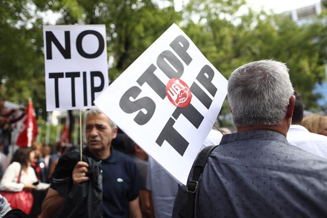 Concentración para expresar su rechazo al TTIP y el CETA. | EUROPA PRESS ep concentracionexpresarrechazottipceta