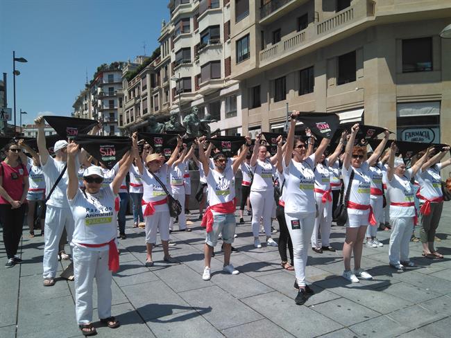 Concentración de PACMA en Pamplona por unas fiestas "sin violencia" | EUROPA PRESS ep concentracionpacmapamplonaunas fiestas sin violencia
