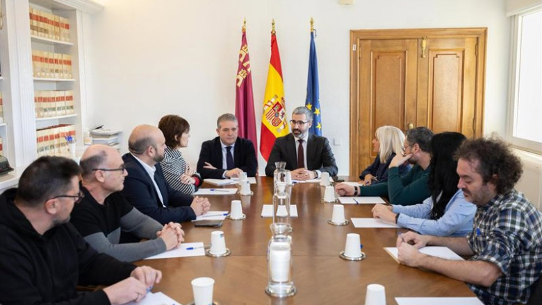El delegado del Gobierno en la Región de Murcia, Francisco Lucas, y el comisionado especial para la Reindustrialización del Gobierno de España, Jaime Peris, reunidos con representantes del comité de empresa de Sabic | DELEGACIÓN DEL GOBIERNO ep el delegado del gobierno en la region de murcia francisco lucas y el comisionado especial para la