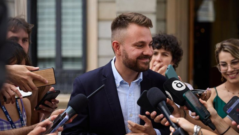 El diputado de Compromis Alberto Ibáñez ofrece declaraciones a los medios en el Congreso de los Diputados, a 24 de junio de 2025, en Madrid (España). | Jesús Hellín - Europa Press ep el diputado de compromis alberto ibanez ofrece declaraciones a los medios en el congreso de los