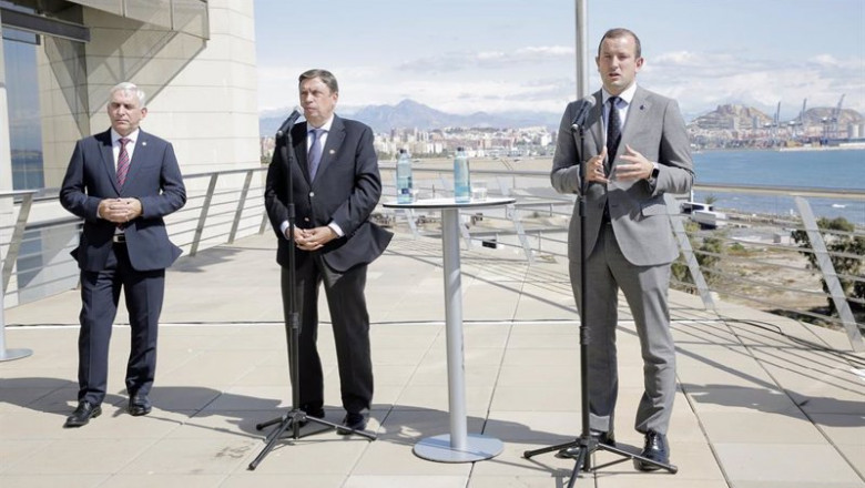 El ministro de Agricultura, Pesca y Alimentación, Luis Planas (2i) y el comisario europeo para Medio Ambiente, Océanos y Pesca, Virginijus Sinkevicius (3i), en la sede de la Oficina de la Propiedad Intelectual de la Unión Europea (EUIPO), en Alicante | Joaquín Reina - Europa Press ep el ministro de agricultura pesca y alimentacion luis planas 2i y el comisario europeo para medio
