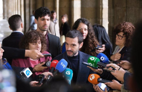 ep el ministro de consumo pablo bustinduy y la alcaldesa de santiago goretti sanmartin en atencion a