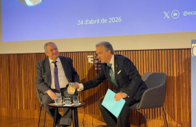 ep el ministro de industria y turismo jordi hereu junto al decano del cec carlos puig de travy