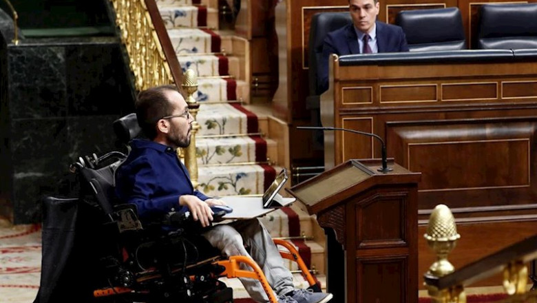 El portavoz de Unidas Podemos, Pablo Echenique (i), se dirige a dar la réplica, este miércoles en el Congreso, al presidente del Gobierno, Pedro Sánchez (d) | Pool ep el portavoz de unidas podemos pablo echenique i se dirige a dar la replica este miercoles en el