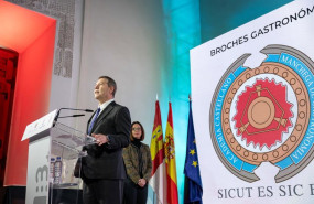 ep el presidente de castilla la mancha emiliano garcia page entrega los broches gastronomicos del