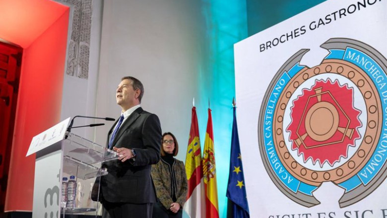 ep el presidente de castilla la mancha emiliano garcia page entrega los broches gastronomicos del