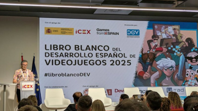 ep el presidente de dev y director de the game kitchen mauricio garcia en la presentacion del libro