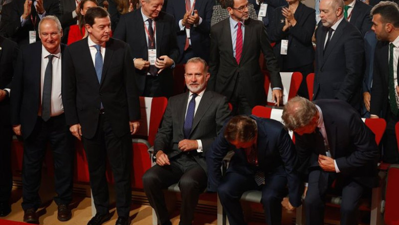 El Rey Felipe VI (c) durante la inauguración del XXVIII Congreso Nacional de la Empresa Familiar en el Fórum Evolución Burgos, a 20 de octubre de 2025, en Burgos, Castilla y León (España). Junto al Rey, el presidente de la Junta. | Tomás Alonso - Europa Press ep el rey felipe vi c durante la inauguracion del xxviii congreso nacional de la empresa familiar en