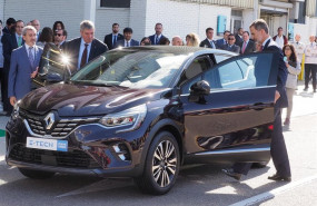 ep el rey felipe vi d prueba el modelo de coche captur de renaul durante su visita a la fabrica de