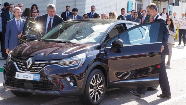 ep el rey felipe vi d prueba el modelo de coche captur de renaul durante su visita a la fabrica de