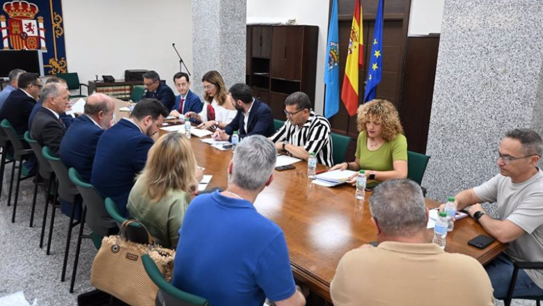 El secretario general de Transportes Aéreo y Marítimo del Ministerio de Transportes, Benito Núñez, en la reunión con el Grupo de Trabajo de Transportes. | DELEGACIÓN DEL GOBIERNO EN MELILLA ep el secretario general de transportes aereo y maritimo del ministerio de transportes benito nunez