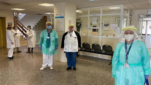 ep entrega de protectores faciales por parte del sindicato de tecnicos de enfermeria a los