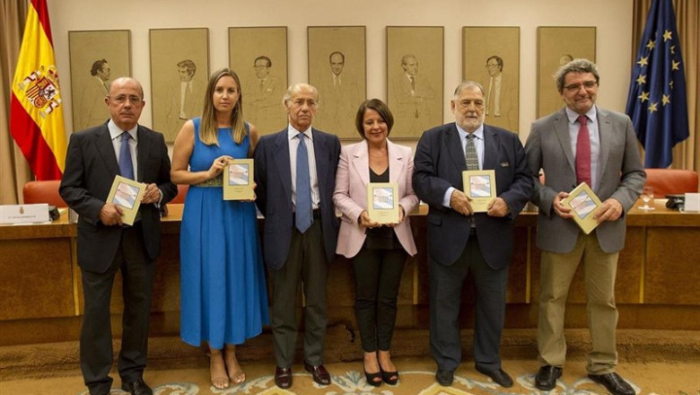 Ignacio Gil Lázaro (Vox), Melisa Rodríguez (Cs), Teófilo de Luis, autor del libro 'Cuba en el Congreso', Sofía Hernanz, secretaria Segunda de la Mesa del Congreso, Juan Van-Hallen, presidente de la Asociación de Exparlamentarios, Antonio Gutiérrez (PSOE) | CARIOTIPO ep ignacio gil lazaro vox melisa rodriguez cs teofilo de luis autor del libro cuba en el congreso