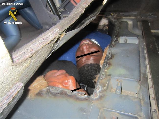 ep imagendos inmigrantes subsaharianos ocultosun doble fondoun coche