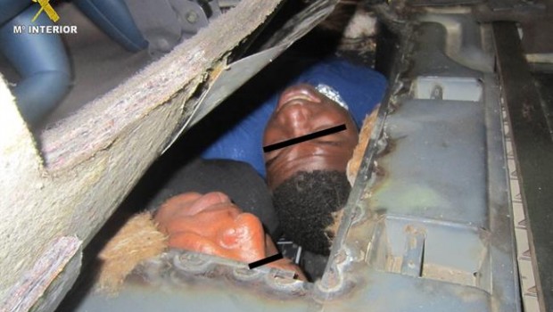 ep imagendos inmigrantes subsaharianos ocultosun doble fondoun coche