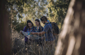 ep jovenes scouts en un campamento