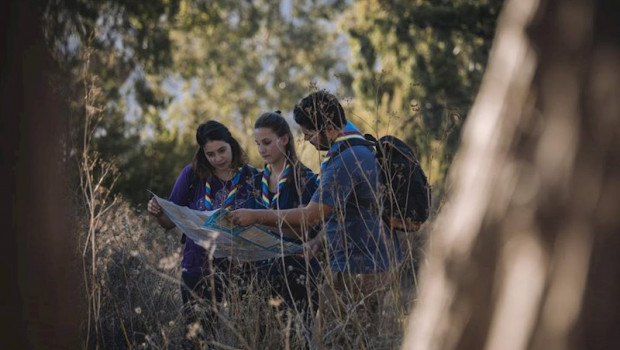 ep jovenes scouts en un campamento