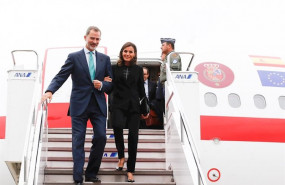 ep los reyes felipe vi y letizia bajan por la escalera del avion en el aeropuerto de japon para