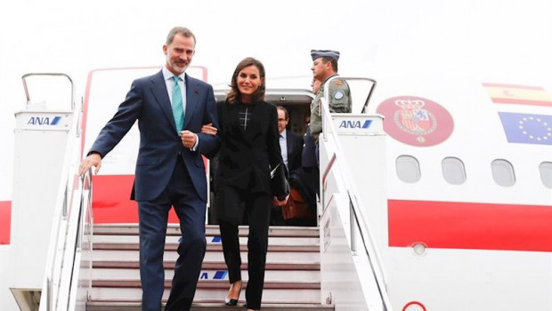 ep los reyes felipe vi y letizia bajan por la escalera del avion en el aeropuerto de japon para