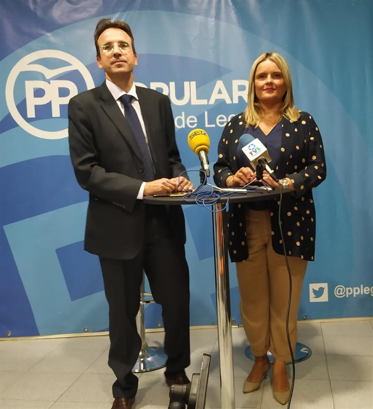 ep m del mar blanco junto al portavoz del pp de leganes miguel angel recuenco