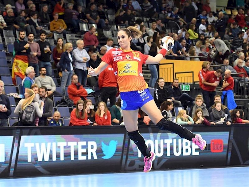 ep mireya gonzalez lanza a porteria durante un partido con la seleccion espanola de balonmano