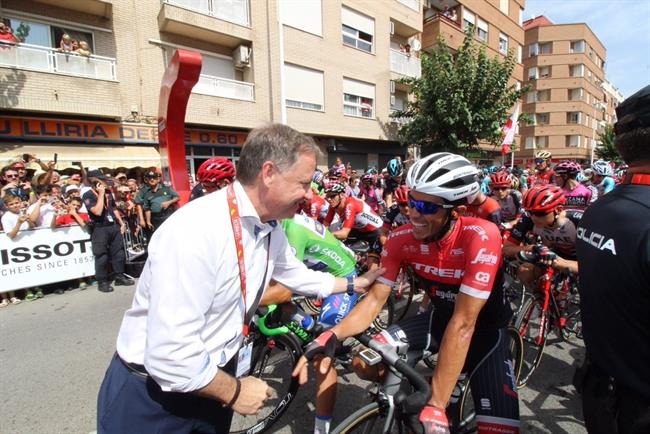 Moragues ha saludado al ciclista Alberto Contador | TWITTER JUAN CARLOS MORAGUES ep moraguessaludadociclista alberto contador