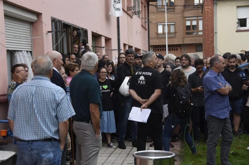 ep movilizacion convocada para paralizar un desahucio en las viviendas de mina la camocha ep movilizacion convocada para paralizar un desahucio en las viviendas de mina la camocha