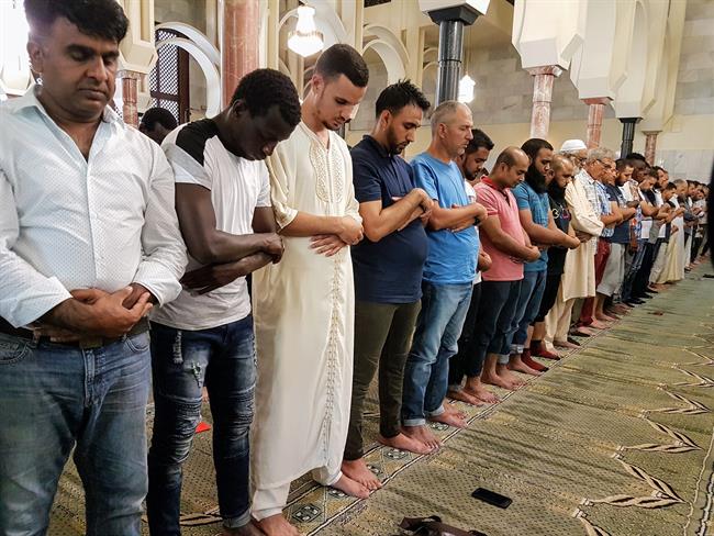 Musulmanes rezando en la Mezquita de la M-30 | EUROPA PRESS ep musulmanes rezandola mezquitala m-30
