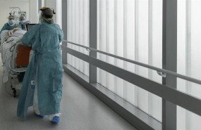 ep personal sanitario totalmente protegido trasladan a un paciente ingresado en la unidad de