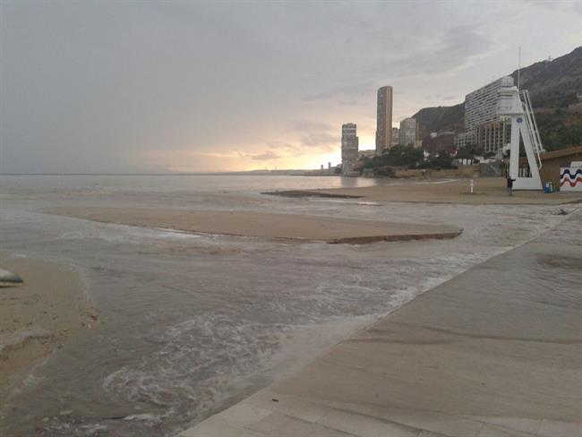 Playa de l'Albufereta esta tarde tras el paso de la tormenta | CEDIDA ep playalalbuferetatardepasola tormenta