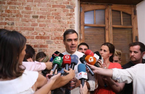 ep presidentegobiernofunciones pedro sanchez atiendelos medioscomunicacionla reunionasociacionesigualdadmadrid