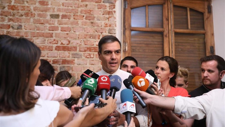 El presidente del Gobierno en funciones, Pedro Sánchez, atiende a los medios de comunicación tras la reunión con asociaciones de Igualdad en Madrid. | Marta Fernández Jara - Europa Press ep presidentegobiernofunciones pedro sanchez atiendelos medioscomunicacionla reunionasociacionesigualdadmadrid