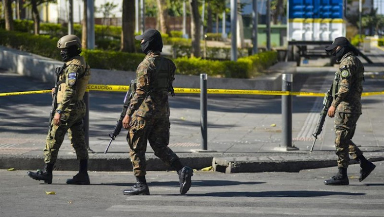 ep soldados patrullando las calles de san salvador