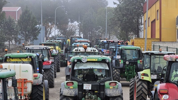 ep tractorada en lopera contra la instalacion de plantas solares en terrenos de olivar
