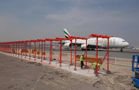 ep un a380 de emirates se encuentra estacionado en una pista del aeropuerto internacional de dubai