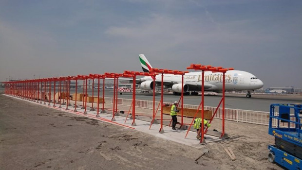 ep un a380 de emirates se encuentra estacionado en una pista del aeropuerto internacional de dubai