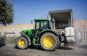 ep un agricultor montado en su tractor desinfecta las inmediaciones del centro de salud de aranjuez