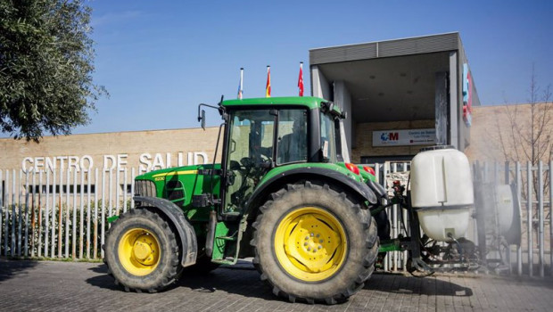 ep un agricultor montado en su tractor desinfecta las inmediaciones del centro de salud de aranjuez