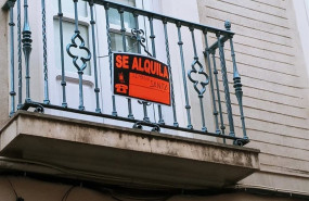 ep un balcon puesto en alquiler para la semana santa de sevilla