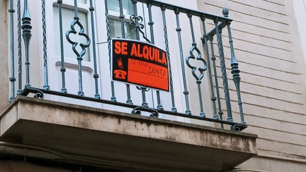 ep un balcon puesto en alquiler para la semana santa de sevilla