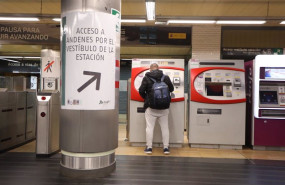 ep un hombre compra un billete en la estacion de chamartin