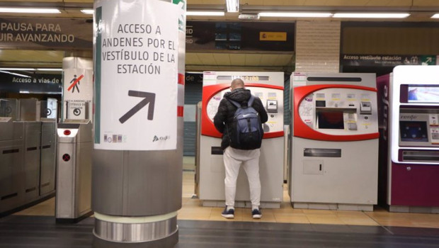 ep un hombre compra un billete en la estacion de chamartin