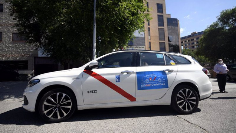 Un taxi estacionado en una calle de Madrid. | Óscar Cañas - Europa Press - Archivo ep un taxi estacionado en una calle de madrid